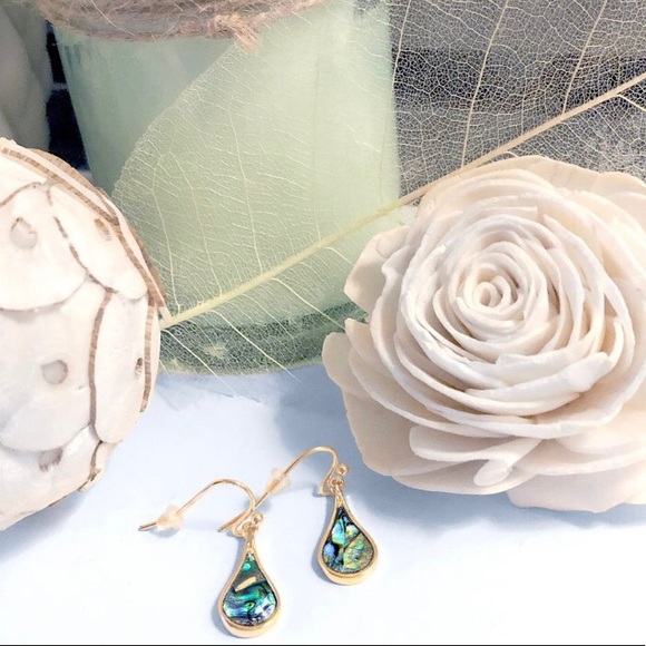 Beautiful Gold tone women’s teardrop abalone shell dangle earrings - Picture 7 of 8